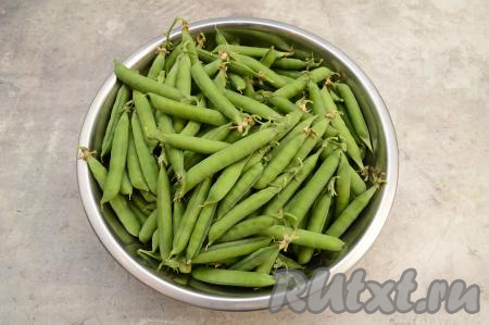 Вот столько зелёного горошка я решила заморозить. Я стараюсь собирать спелые стручки, не давая им перезревать.