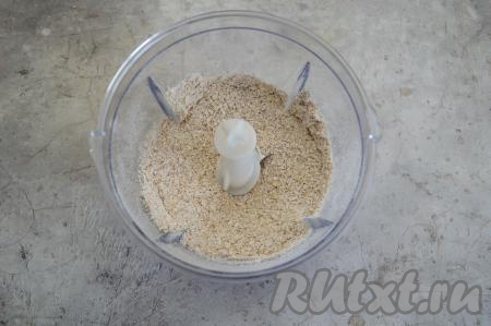 Чем однороднее получится овсяная мука, тем лучше. Если нет измельчителя, можно измельчить хлопья в кофемолке или погружным блендером.