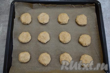 Для формирования печенья нужно руками, слегка смоченными водой, взять часть теста и скатать шарик величиной примерно с два средних грецких ореха, выложить на противень, застеленный пергаментом. Периодически смачивая руки водой, сформировать все шарики (я сформировала 12 штук). На противень их нужно выкладывать на расстоянии друг от друга.&nbsp; Затем слегка прижать ладонью каждый шарик, чтобы получилась достаточно толстая лепёшка.