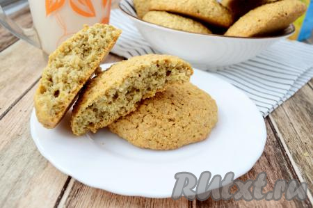 Это овсяное печенье, приготовленное в домашних условиях, получается мягким, пористым, аппетитным и очень вкусным, оно просто тает во рту. А вот как оно выглядит в разломе. Угощайтесь!