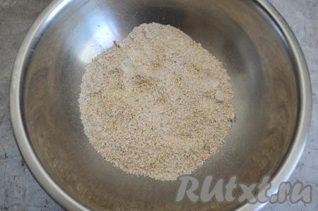Всыпать получившуюся овсяную муку в миску.