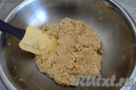 Как только тесто станет липким, в меру густым, но при этом, если сжать его в ладони, смоченной в воде, оно будет держать форму, значит больше муку добавлять не нужно. 