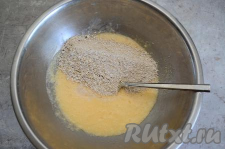 В получившуюся смесь всыпать измельчённые овсяные хлопья, перемешать до однородности.