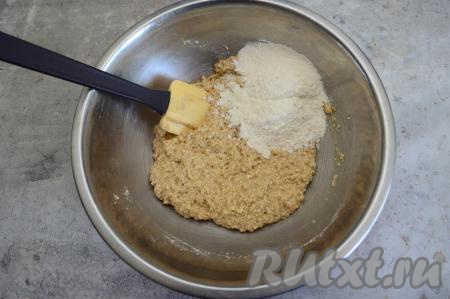 Овсяное тесто получится жидким. Частями начать всыпать пшеничную муку, каждый раз хорошо вмешивая её в тесто. Добавляя постепенно муку, обязательно следите за консистенцией замешиваемого теста для печенья, ведь муки может потребоваться как больше, так и меньше.