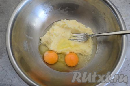 В другой миске соединить мягкое сливочное масло и сахар, растереть вилкой до однородности. К смеси масла и сахара вбить сырые яйца.