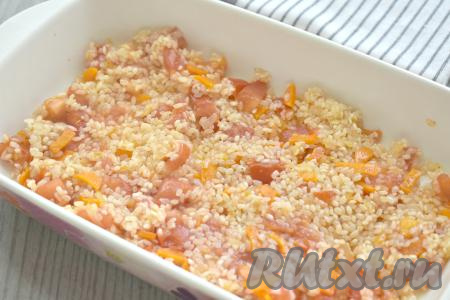 Рис с овощами со сковороды перекладываем в жаропрочную форму.