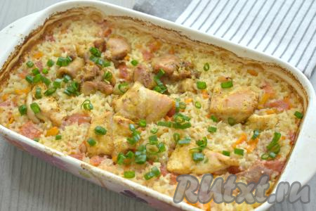 Готовим рис с куриным филе и овощами в духовке под фольгой 40 минут. Затем фольгу убираем и продолжаем готовить в духовке ещё 10-15 минут. Перед подачей, по желанию, блюдо можно посыпать нарезанной свежей зеленью (у меня - зелёный лук).