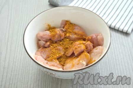 Куриное филе моем, обсушиваем, нарезаем на средние кусочки, складываем в миску, по вкусу солим, добавляем приправу для курицы, перемешиваем и отставляем в сторонку на время, пока будем обжаривать овощи.