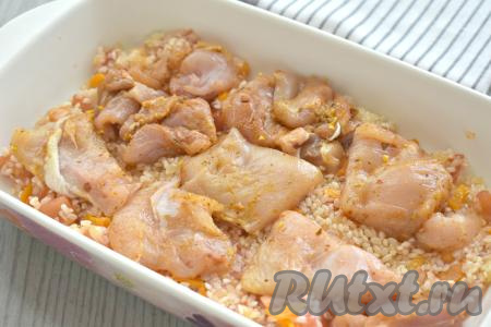 Сверху раскладываем замаринованные кусочки куриного филе.