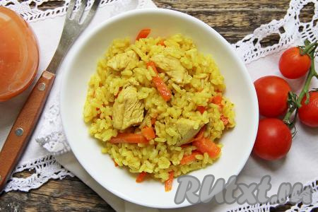 Индейка с рисом и овощами на сковороде