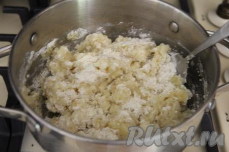 Как только масло растопится и масса хорошо закипит, всыпать муку в кастрюлю и быстро перемешать столовой ложкой.