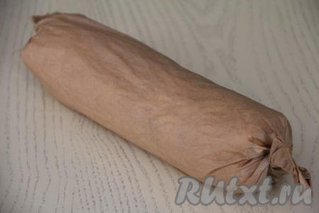 Завернуть рулет в пергамент и убрать в холодильник минимум на 4 часа (можно и на ночь).