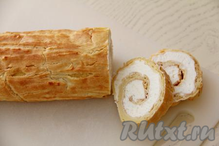 Готовый рулет развернуть, убирая пергамент, и нарезать на кусочки.
