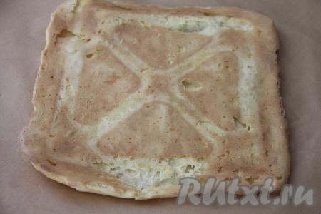 Убрать корж вместе с ковриком (или пергаментом), на котором он выпекался, с противня и оставить остывать. После остывания перевернуть. Корж слегка осядет, не пугайтесь.