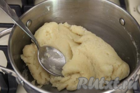 Снять кастрюлю с огня и перемешать тесто ложкой до гладкого и пластичного состояния. В тесте не должно остаться сухой муки.