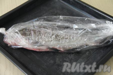 Натереть рыбку солью и специями для рыбы внутри и снаружи. Поместить подготовленного леща в рукав для запекания. Завязать рукав с двух сторон. На поверхности рукава с помощью зубочистки сделать несколько проколов для выхода пара.