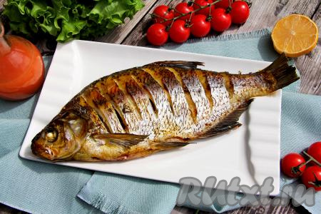 Леща, запечённого целиком в рукаве в духовке, можно сразу, в горячем виде, подавать к столу, дополнив гарниром на ваш выбор или свежими овощами.