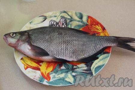 Я готовила свежую рыбку весом примерно 550 грамм. Если вы возьмёте замороженного леща, тогда его нужно будет полностью разморозить.