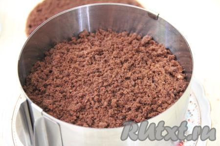 Раскрошить в мелкую крошку остатки бисквита, которые отложили ранее. Присыпать бисквитной крошкой верх торта. Убрать торт "Норка крота" с клубникой в холодильник на ночь.