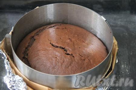 Поставить противень с формой в духовку, разогретую до 180 градусов, выпекать бисквитный корж минут 30 минут. Для того чтобы проверить готовность, проколите корж сверху сухой зубочисткой, если после прокалывания на зубочистке не останется следов теста, значит нужно доставать выпечку из духовки.