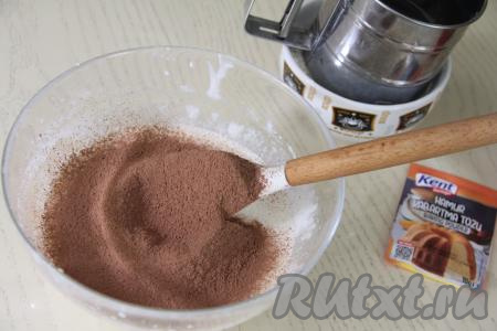 Всыпать просеянное какао.