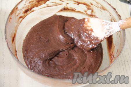 Перемешать тесто до однородного состояния. Тесто будет напоминать по консистенции густую сметану.