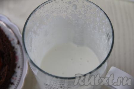 По прошествии 15-20 минут набухшую желатиновую массу прогреть до полного растворения кристаллов желатина. Удобно прогревать в микроволновке, для этого нужно ёмкость с желатиновой массой поставить в микроволновку на 10 секунд, затем перемешать, снова поставить в микроволновку на 10 секунд и ещё раз перемешать, так, ставя на 10 секунд в микроволновку, а после этого перемешивая, добиться полного растворения кристаллов желатина (обычно в общей сложности на прогревание желатина в микроволновке требуется секунд 30). Главное - не дать желатину закипеть. Влить желатиновую массу в чашу блендера с творожной массой, пробить творожно-желатиновую массу погружным блендером до однородности.