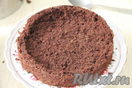 Готовый бисквитный корж достать из духовки, немного остудить, вынуть из формы, переложить на решётку и оставить до полного остывания. Срезать верхушку у коржа (подровнять). А затем аккуратно достать бисквит из серединки коржа, сформировав тарелочку с бортиком, как на фото. Бисквит, который мы срезали, нужно отложить, он понадобится позднее.