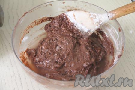 Перемешать тесто лопаткой. Влить крутой кипяток.