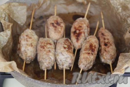 Обжарить люля на среднем огне до появления золотистой корочки со всех сторон, затем влить в сковороду 50 миллилитров воды и, накрыв крышкой, томить с момента закипания воды 10 минут на медленном огне.