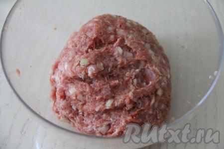 Хорошо вымесить руками фарш с луком и специями. Затем отбить фарш об стол (или дно миски). Для этого берём весь фарш в руки и бросаем на стол (или в миску), повторяем эту процедуру, как минимум, 10 раз. Если будете бросать фарш в миску, тогда лучше, чтобы миска не была стеклянной. В процессе отбивания фарш выделит клейковину, станет пластичным и будет в дальнейшем хорошо держаться на шпажках.