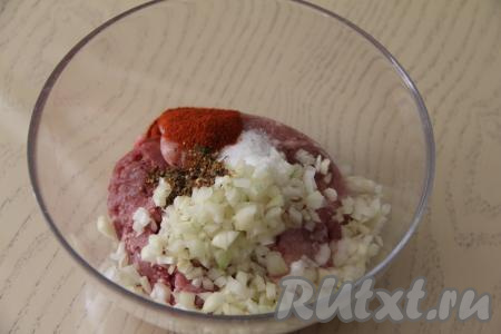 Выложить фарш и мелко нарезанный лук в глубокую миску, всыпать соль и специи по вкусу (в качестве специй я добавила паприку и хмели-сунели).