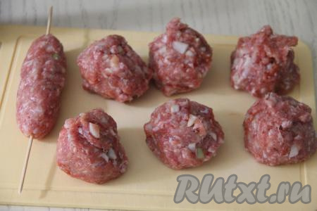 Разделить фарш на 7 равных частей.