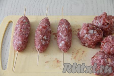 Нанизать на шпажки фарш, сформировав люля-кебабы.
