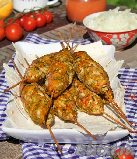 Сочные, вкусные, аппетитные люля-кебабы достать из духовки, переложить на тарелку и на шпажках в горячем виде подать к столу.