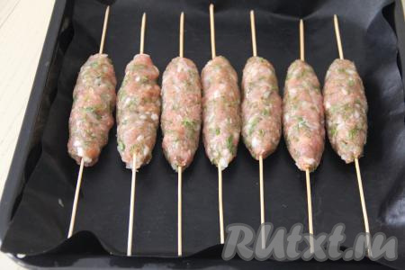 Сформировать люля-кебабы на шпажках. Чтобы фарш не прилипал к рукам в процессе формирования, смочите ладони водой.&nbsp;Выложить заготовки люля на противень, застеленный ковриком (или пергаментом) для выпечки.