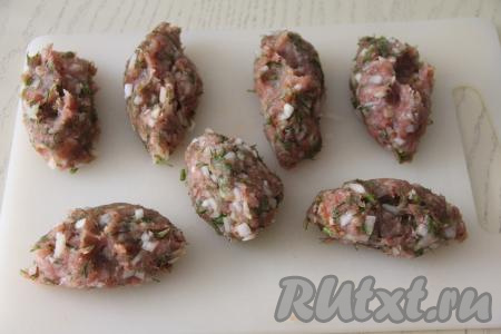 Отбитый фарш разделить на 7 равных частей.