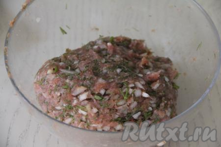 Фарш хорошо вымесить. Затем отбить фарш об стол или дно миски (если будете отбивать фарш о дно миски, тогда стеклянную миску лучше не использовать), для этого возьмите в руки ком фарша и уроните в миску или на стол. Повторите процедуру отбивания фарша, как минимум, 10 раз. После этого мясной фарш станет пластичным, увеличится его клейковина и из него будет проще лепить люля-кебабы.