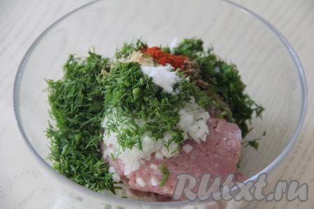 К фаршу с луком добавить укроп, соль и специи (в качестве специй я использовала паприку и сушёный чеснок).