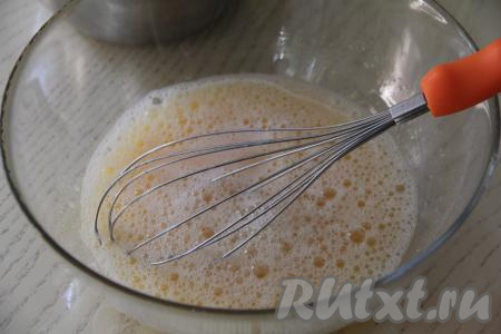 Соду погасить уксусом (или лимонным соком) и влить в миску с яичной смесью, добавить воду комнатной температуры и ещё раз перемешать венчиком.