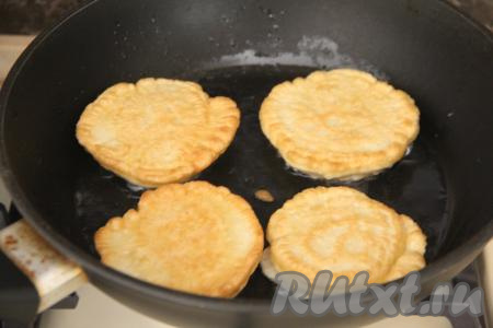 Жарить оладушки с двух сторон до золотистого цвета (минуты по 2-3 минуты с каждой стороны), затем, по желанию, вначале выкладывать на бумажные полотенца, чтобы удалить лишний жир, а после этого перекладывать на тарелку для подачи. Периодически перемешивая тесто и добавляя в сковороду масло только по мере необходимости, постепенно пожарить все оладьи (у меня получилось 20 штук).