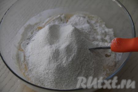 Муку просеять. Половину просеянной муки всыпать в миску со смесью яиц и воды, перемешать до однородности столовой ложкой (или венчиком). Затем частями всыпать оставшуюся муку в тесто для оладий, каждый раз хорошо вмешивая её в тесто.