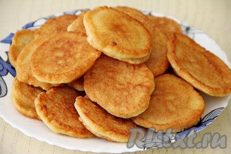 Вот такая аппетитная горка пышных, мягких оладий, замешанных на воде с добавлением яиц и соды, у меня получилась.