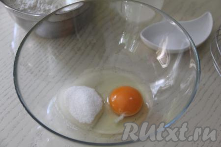 В глубокой миске соединить яйцо с сахаром и солью.