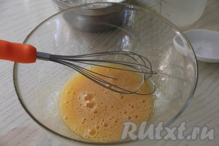 Перемешать венчиком яичную смесь до однородности.
