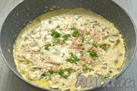 В конце приготовления подливу из шампиньонов со сливками по вкусу солим, приправляем специями (я всыпала чёрный молотый перец и молотую паприку), по желанию, добавляем мелко нарезанный укроп, перемешиваем и через 1 минуту убираем сковороду с огня. 