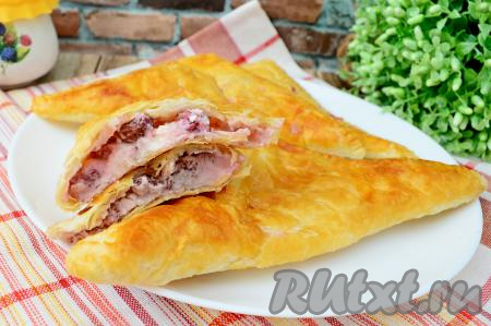 А вот как слойки с нежнейшей начинкой из клубники и творожного сыра выглядят в разломе. Угощайтесь!