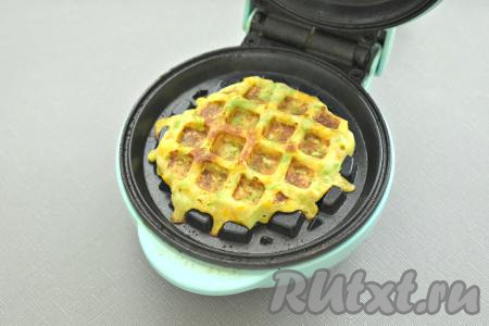 Накрываем тесто верхней панелью и готовим овощную вафельку 4-5 минут (до подрумянивания), затем перекладываем на тарелку. Периодически перемешивая кабачково-морковное тесто, постепенно выпекаем все вафли (у меня получилось 7 штук).&nbsp;