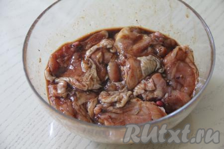 В миску с бёдрами влить соевый соус и соус "Терияки". Тщательно перемешать куриные бёдрышки, втирая в мясо соусы и специи. Оставить мариноваться куриные бёдра в прохладном месте на 1-2 часа.&nbsp;