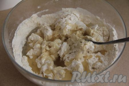 Перемешать дрожжевое тесто для лепёшек столовой ложкой, влить растительное масло, перемешать.&nbsp;